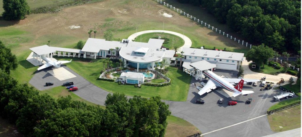 La maison de John Travolta 13 MAISONS LES PLUS INSOLITES ET LES PLUS CHÈRES DU MONDE