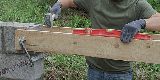Pose des parpaings en béton 