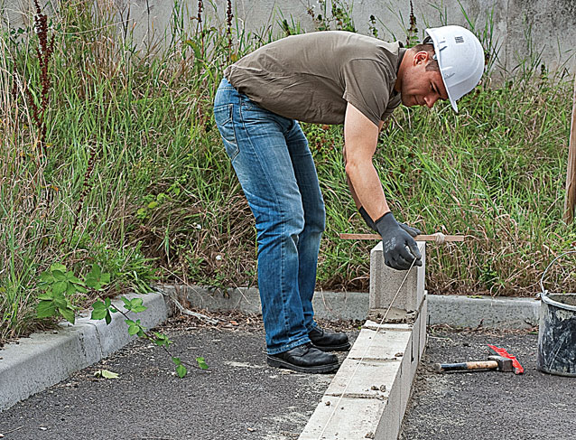 Pose des parpaings en béton 