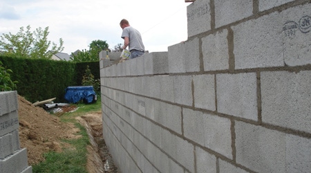 Pose des parpaings en béton 