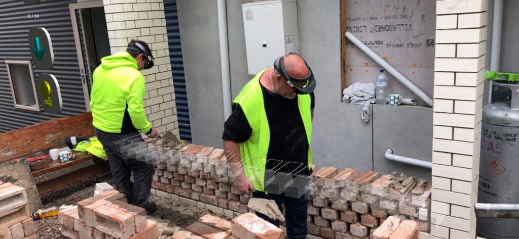 construction d'un mur a l'aide d'un casque realite augmentée La réalité augmentée dans le domaine de la construction