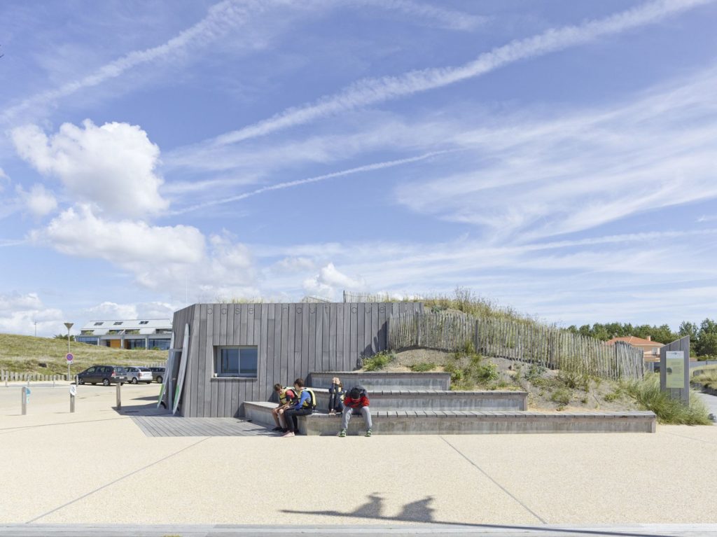 Base nautique engloutie sous une dune