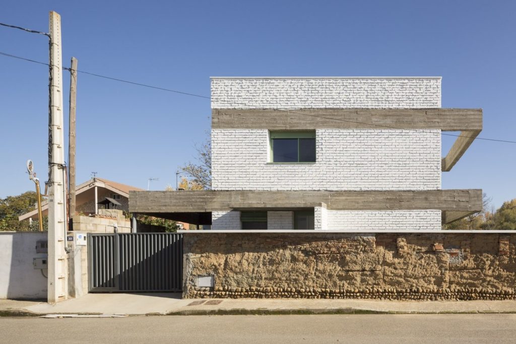 Maison dans un verger / Javier Ramos Morán et Moisés Puente Rodríguez