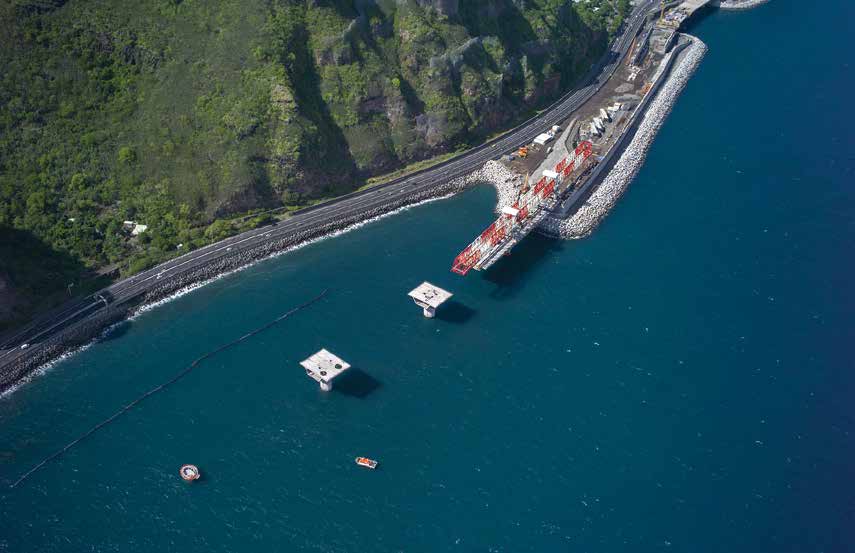 Implanté en pleine mer, le viaduc est à l’abri des éboulements rocheux qui menacent la route actuelle. 