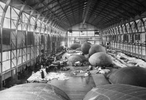 La construction des ballons dans le Hall AT de Chalais Meudon