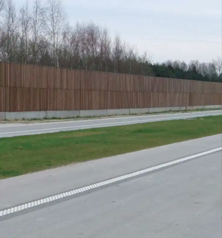 Béton bicouche peu bruyant en combinaison avec des écrans antibruit sur la Ng Geel Kasterlee, nouvelle liaison Nord Sud dans la Campine