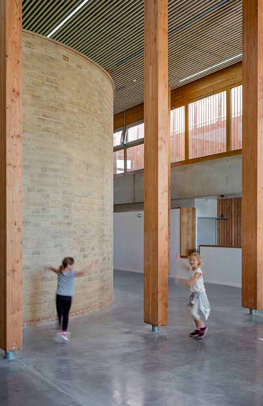 Ce pôle culturel situé à Corne barrieu, en France, comprend une salle de conférences, une médiathèque et une salle des fêtes