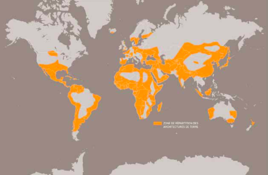 Cette carte, qui représente la répartition des constructions en terre crue dans le monde, montre la présence de bâtiments en terre sur tous les continents habités