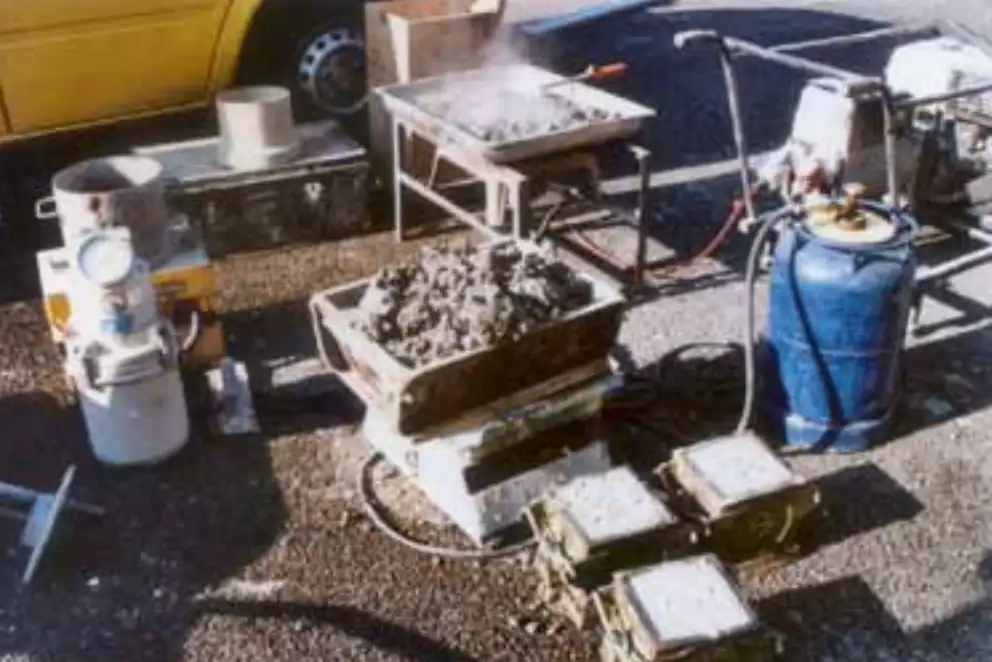 Contrôle du béton frais sur chantier avec à l’arrière plan, le séchage du béton pour en déterminer la teneur en eau