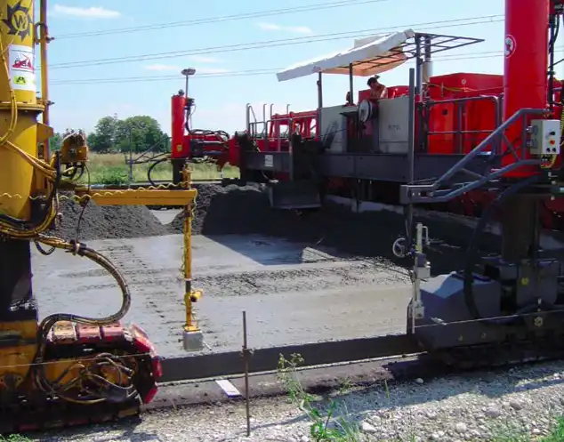 Deux machines à coffrage glissant mettant en œuvre les dalles de béton bicouches sur l’A (Vienne)