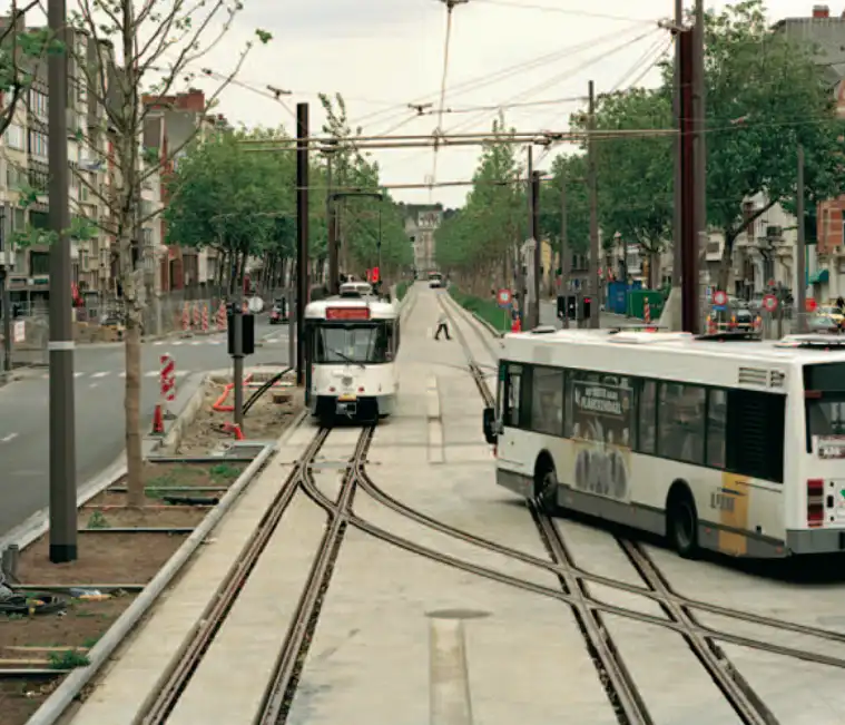 Exemple de voies de bus et de trams combinées sur les « Leien » à Anvers