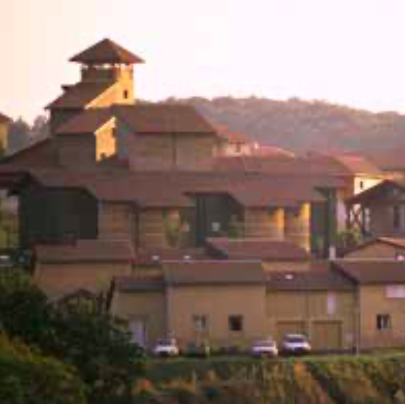 Les habitations à loyers modé rés du Domaine de la Terre à Villefontaine, en France, ont été construites de à