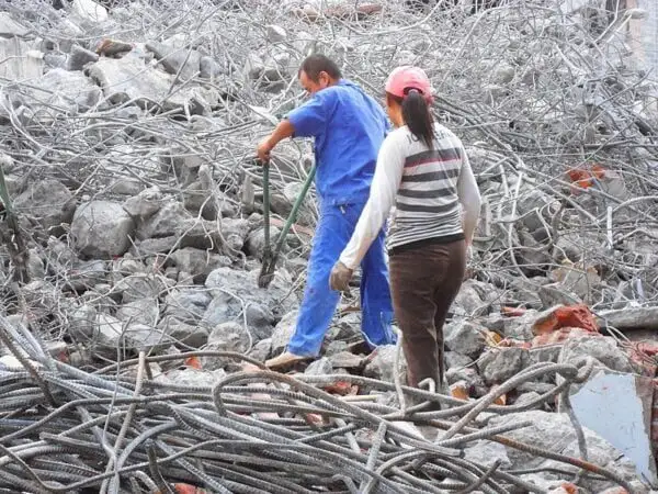 recuperation de barres darmature metalliques pour recyclage sur un site de demolition de batiments